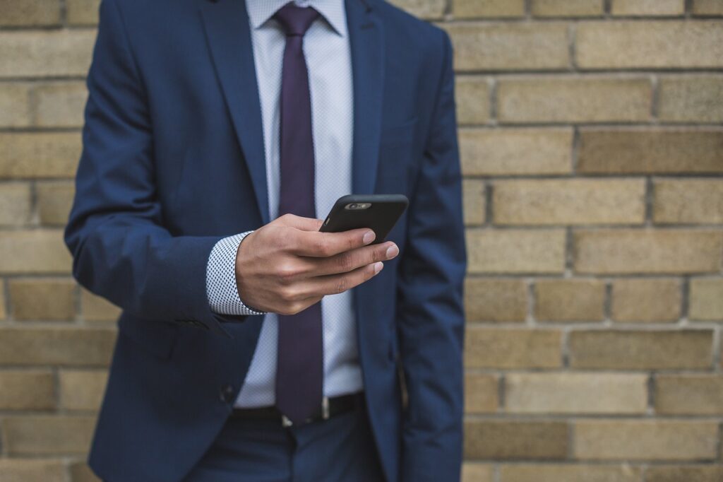 スーツの男性とスマホ