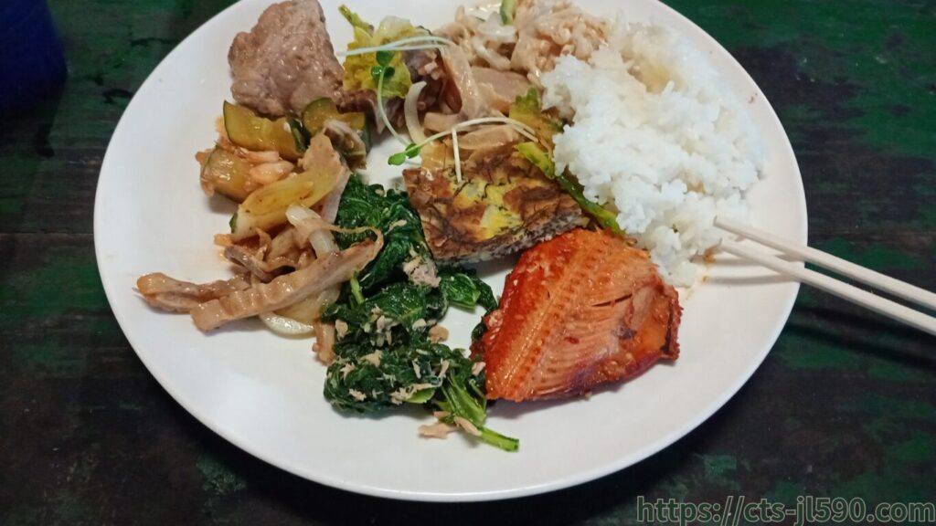 更に盛られた食事