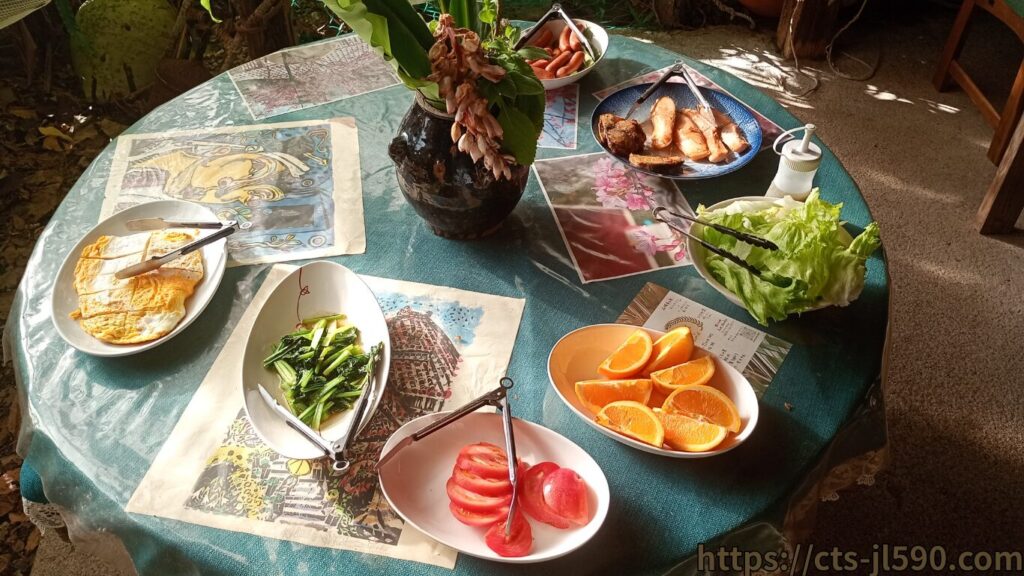 テーブルに並ぶ食材